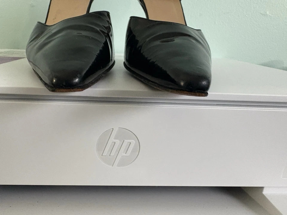 Zapatos de salón para mujer Stuart punta cerrada punta negra charol 8M Foto 2 de 4