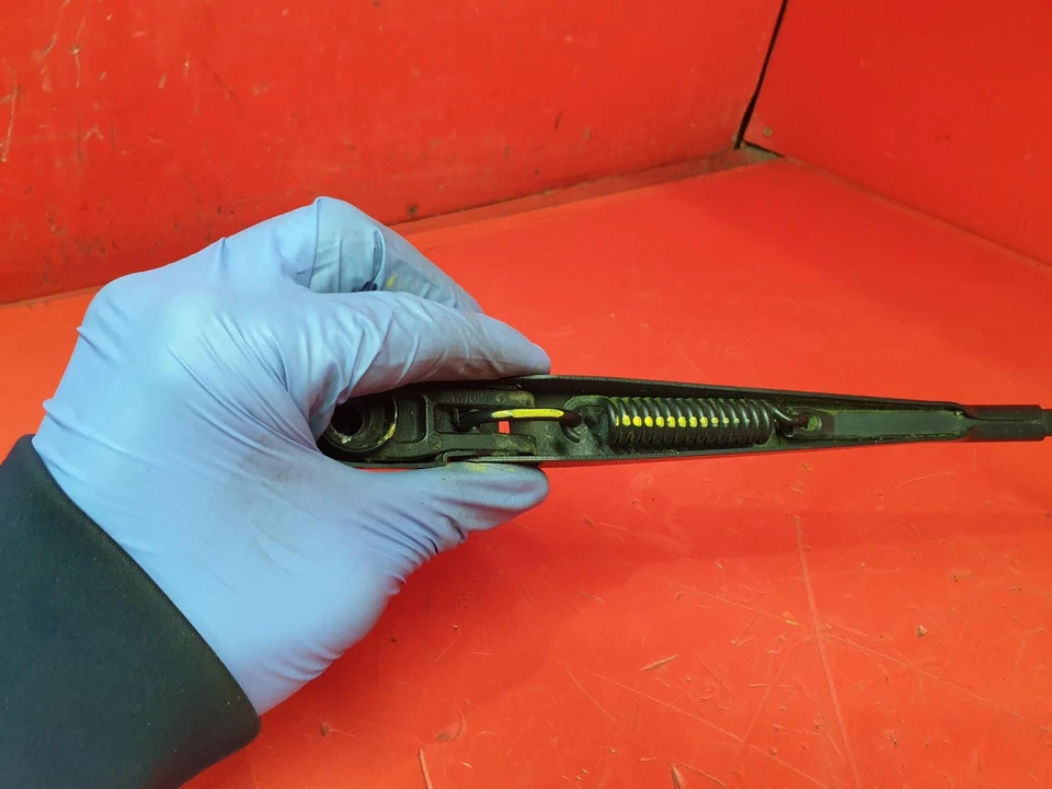 Brazo limpiaparabrisas trasero VAUXHALL INSIGNIA 2012 5 PUERTAS Foto 4 de 4