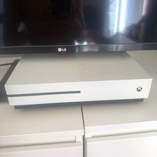 Microsoft Xbox One S 1TB 4K UHD White Console, White Controller, Dock/Stand