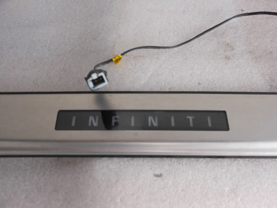 Infiniti M35 2006-2008 placa de desgaste delantera moldeada OEM Foto 3 de 4