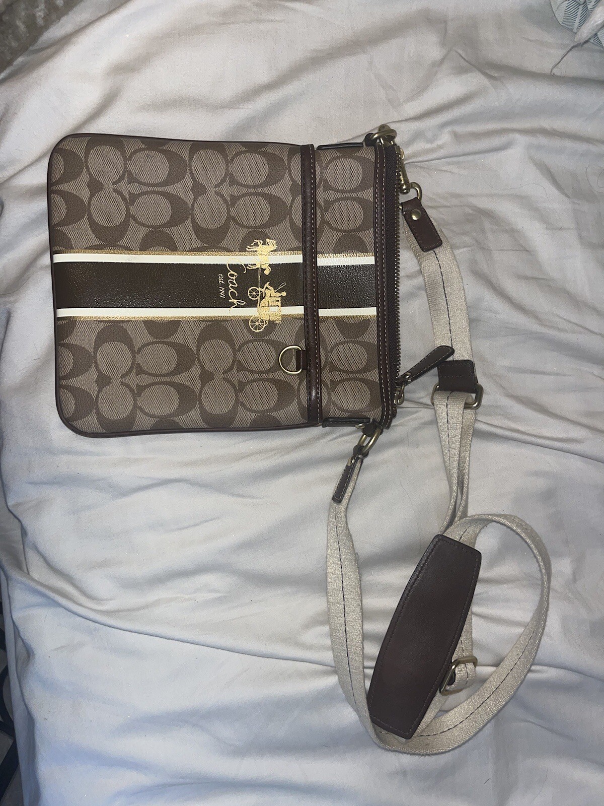 Coach Leather Crossbody Bag for Women Stylish Hands-Free Carry-image