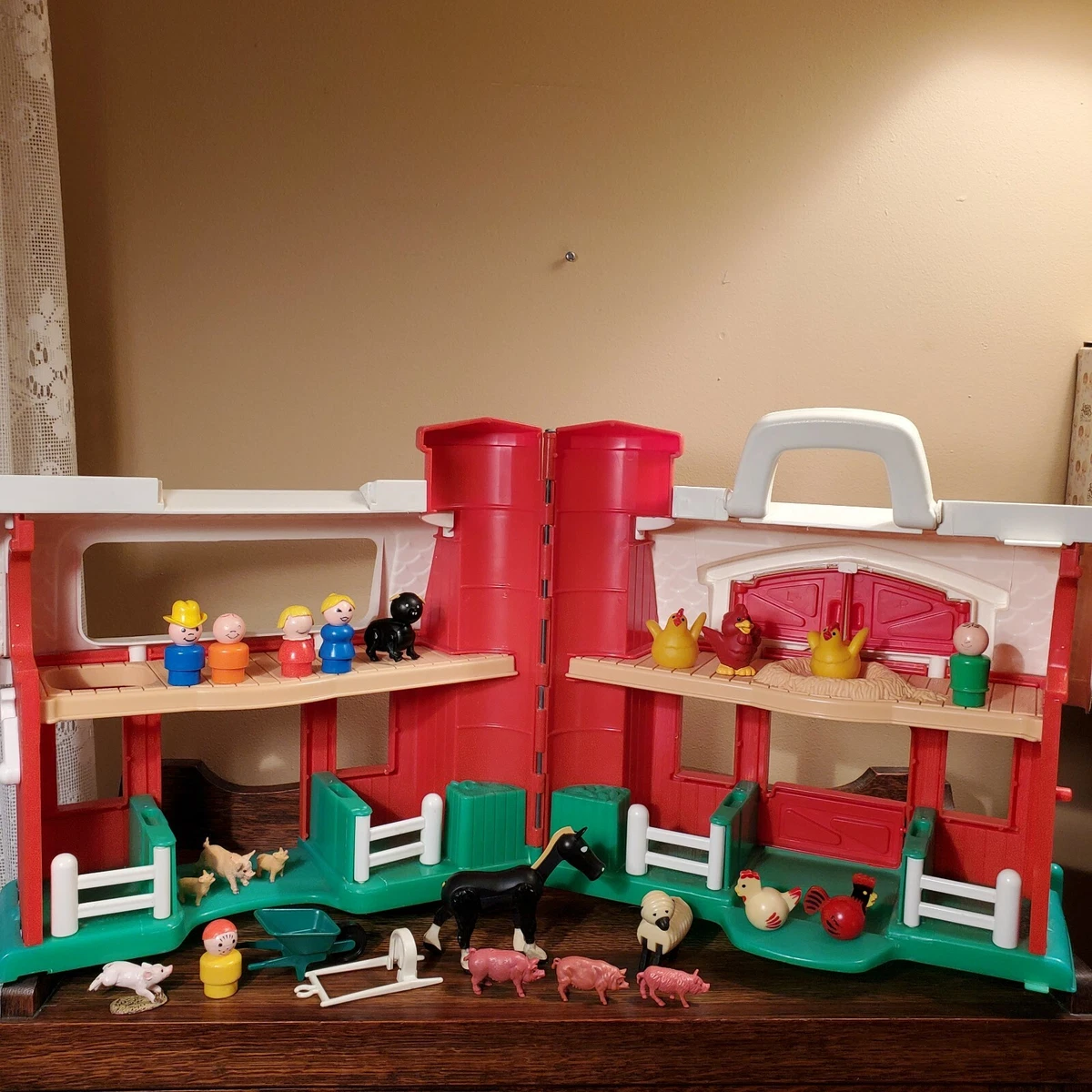 Vintage 1995 Fisher Price Barn w Little People Farm Animals
