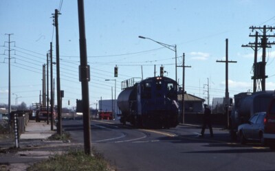 Unbekannte Eisenbahn Lokomotive mit Kesselwagen in Straße 1990 Foto Dia