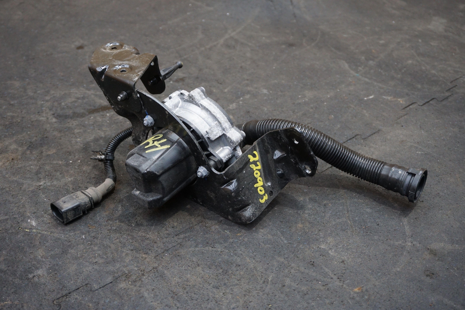 Right Secondary Air Pump w/Mounting Bracket OEM 079959231 Bentley Bentayga 16-20