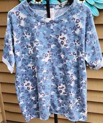 Freeloader Women's XL Blue/White Leopard Print Crew Neck Short Sleeve Tee