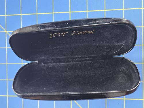 Estuche para Anteojos Betsey Johnson Negro con Logo Dorado Letras y Lápiz Labial Rosa Beso - Imagen 4 de 5