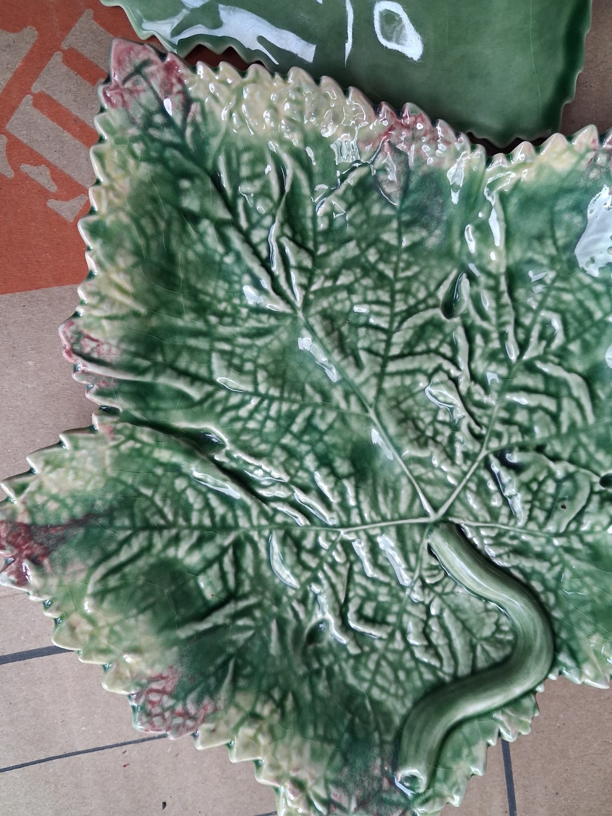 2 Bordallo Pinheiro Green Majolica Leaf-Shaped Ceramic Dishes Set of 2 Portugal