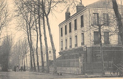 Old postcard 91 DOURDAN PLACE DE LA GARE CAFE DE PARIS