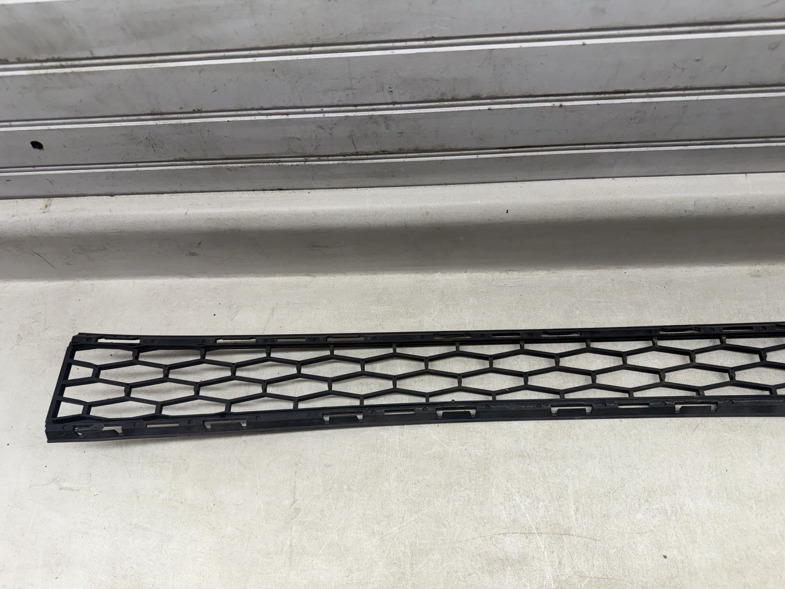 2014-2017 maserati ghibli front bumper center lower bottom grille grill