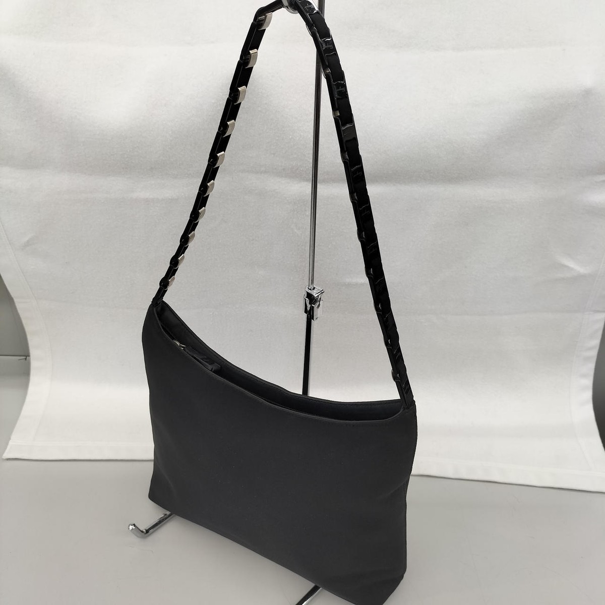 【送料&関税込】Ferragamo Black Leather Shoulder Bag Ferragamo Black Leather Shoulder Bag - J'adore Fashion Boutique