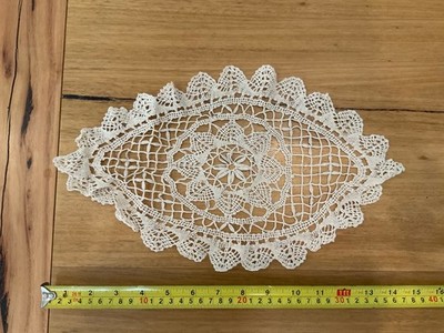Vintage Handarbeit gehäkelt Deckchen Landhaus Kern - 15 Zoll x 9 1/2 Zoll Creme
