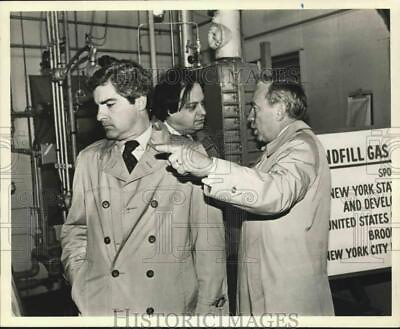 #ad 1981 Press Photo Officials discuss garbage to gas at Fresh Kills Landfill $24.99