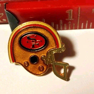 SAN FRANCISCO 49's ENAMEL HELMET nodback PIN NFL 1985 PETER DAVID
