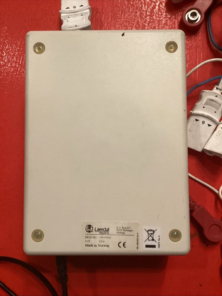 Módulo de entrenamiento Laerdal Q-CPR y cables surtidos Foto 3 de 4