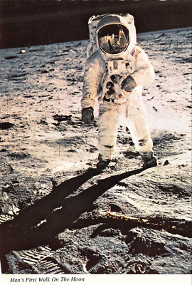 APOLLO 11 MOON LANDING JULY 20, 1960 MAN'S FIRST WALK ON MOON 6X4 POSTCARD 6201c