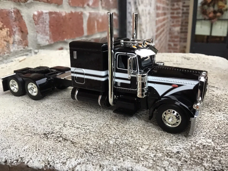 1/64 DCP PETERBILT 389 W/ 63" FLAT TOP SLEEPER. Black/White - Image 3 of 4