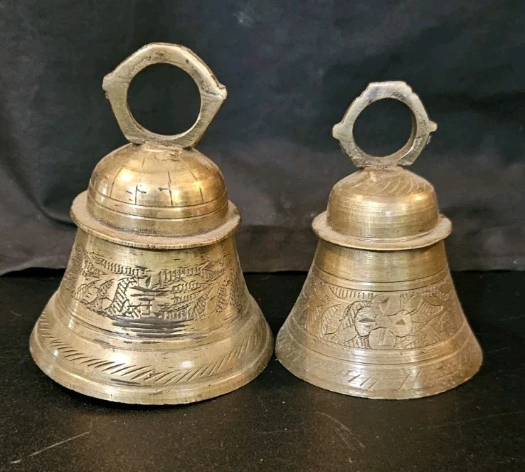 Antiguas campanas de templo de latón indio con flores grabadas o grabadas a mano y... Foto 2 de 4