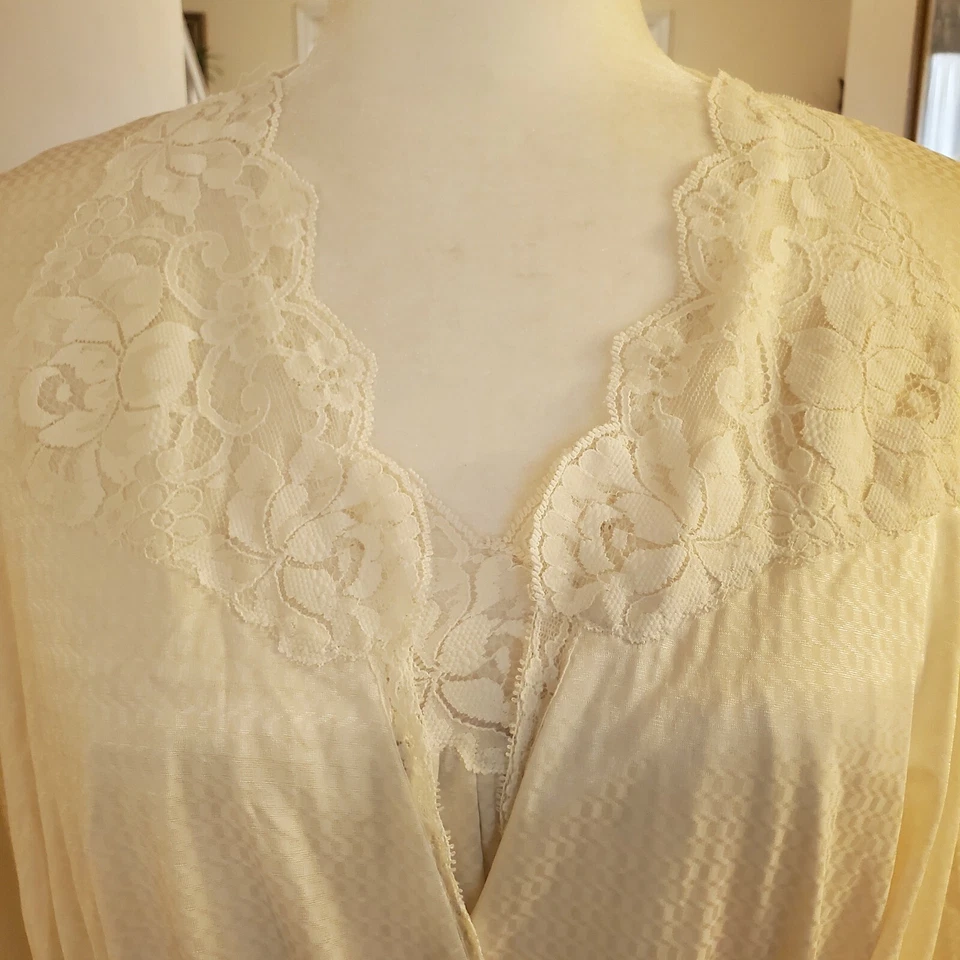 Conjunto de vestido y bata de encaje de nailon con textura crema coleccionables JC Penney de colección Foto 3 de 4