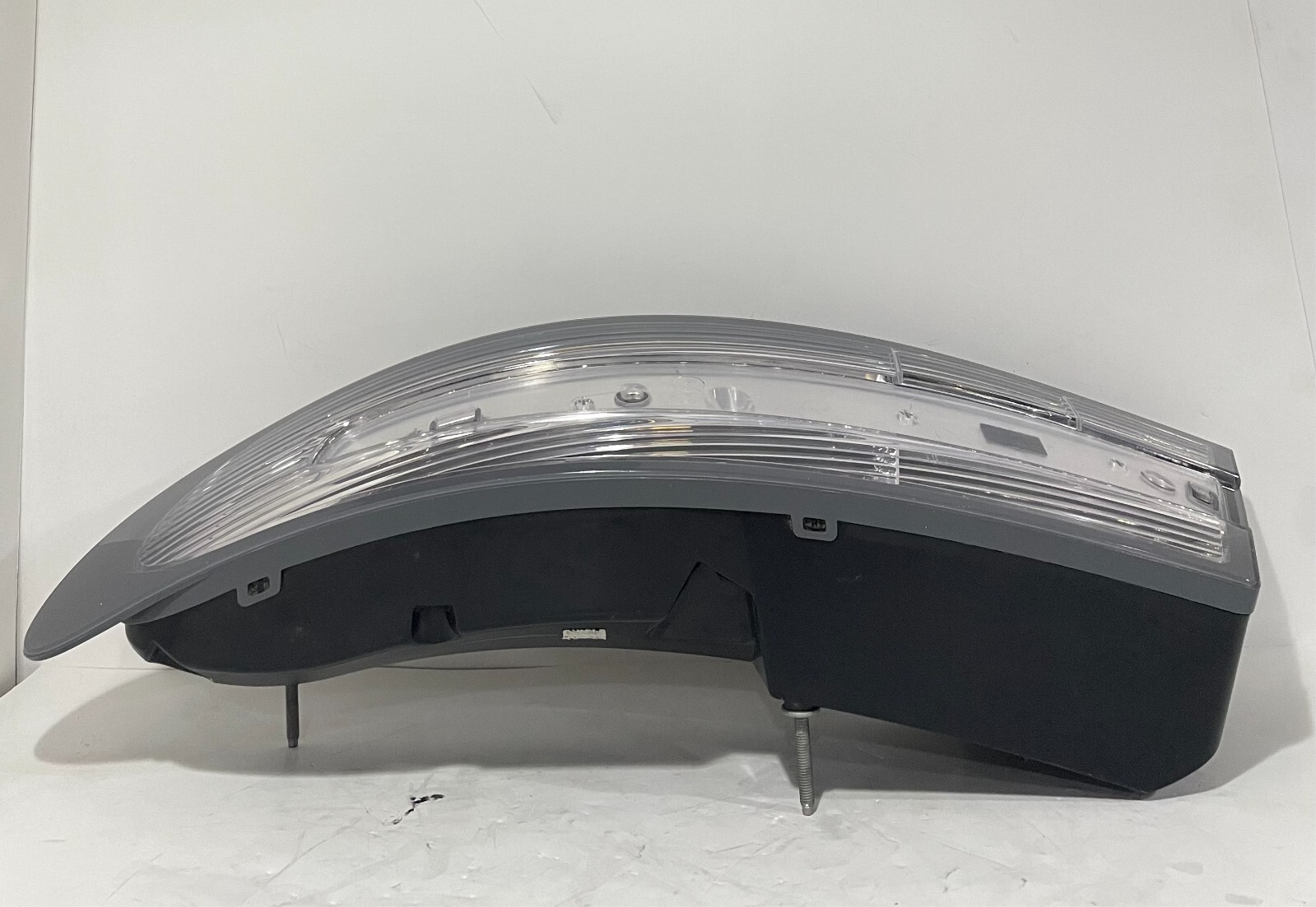 2005-2016 ASTON MARTIN DB9 RIGHT PASSENGER SIDE TAIL LIGHT GRAY 8D3313404-AJ OEM