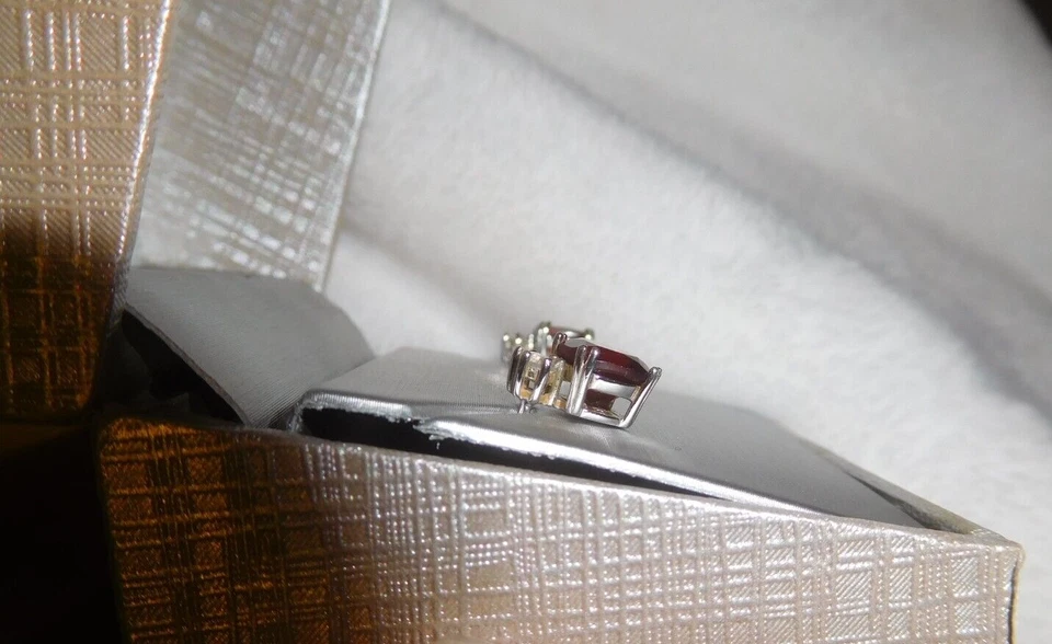 Aretes Zales de plata esterlina de corte cojín creados en laboratorio con rubí y zafiro blanco Foto 3 de 4