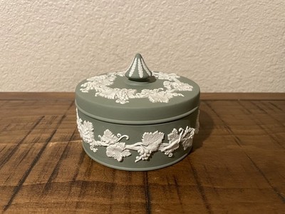 Vintage Wedgwood Celadon Green Jasperware Powder Box / Vintage Vanity 