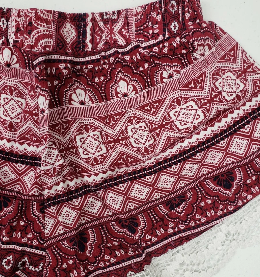 Pantalones Cortos Charlotte Russe Acento de Encaje Fluido Pull On Rojo Para Mujer Talla XS Foto 3 de 4