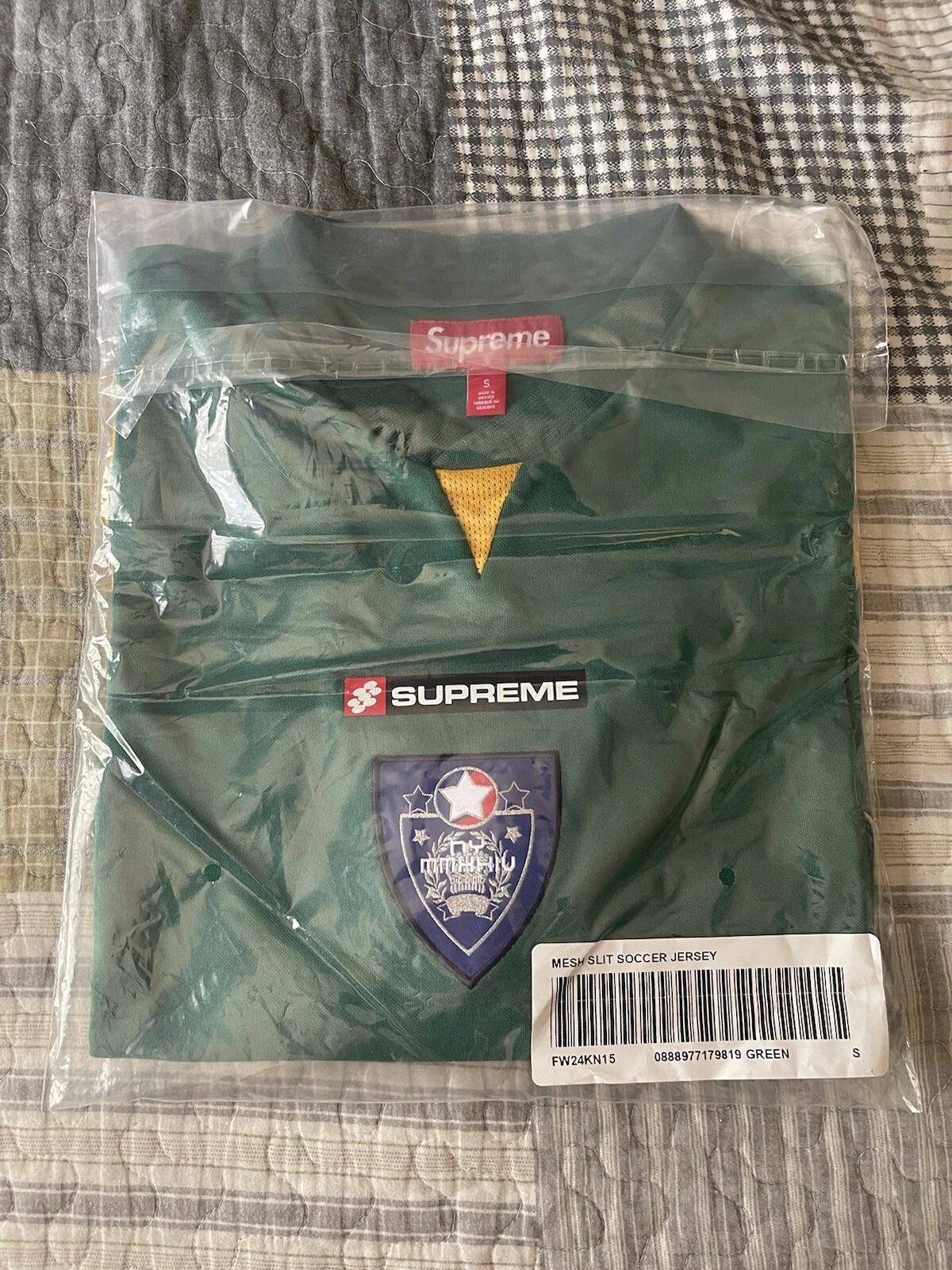 Maillot écusson de football Supreme vert taille : petit neuf en main
