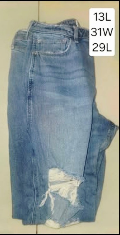 Hollister Curvy High Rise Mom Jean Size 13L, 31W, L29 (EXCELLENT CONDITION)
