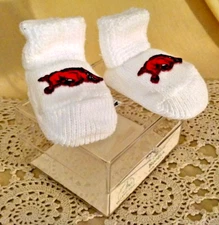 UNIVERSITY ARKANSAS NEWBORN BOOTIES RAZORBACKS TWO FEET AHEAD ORG BOX 2009 USA.
