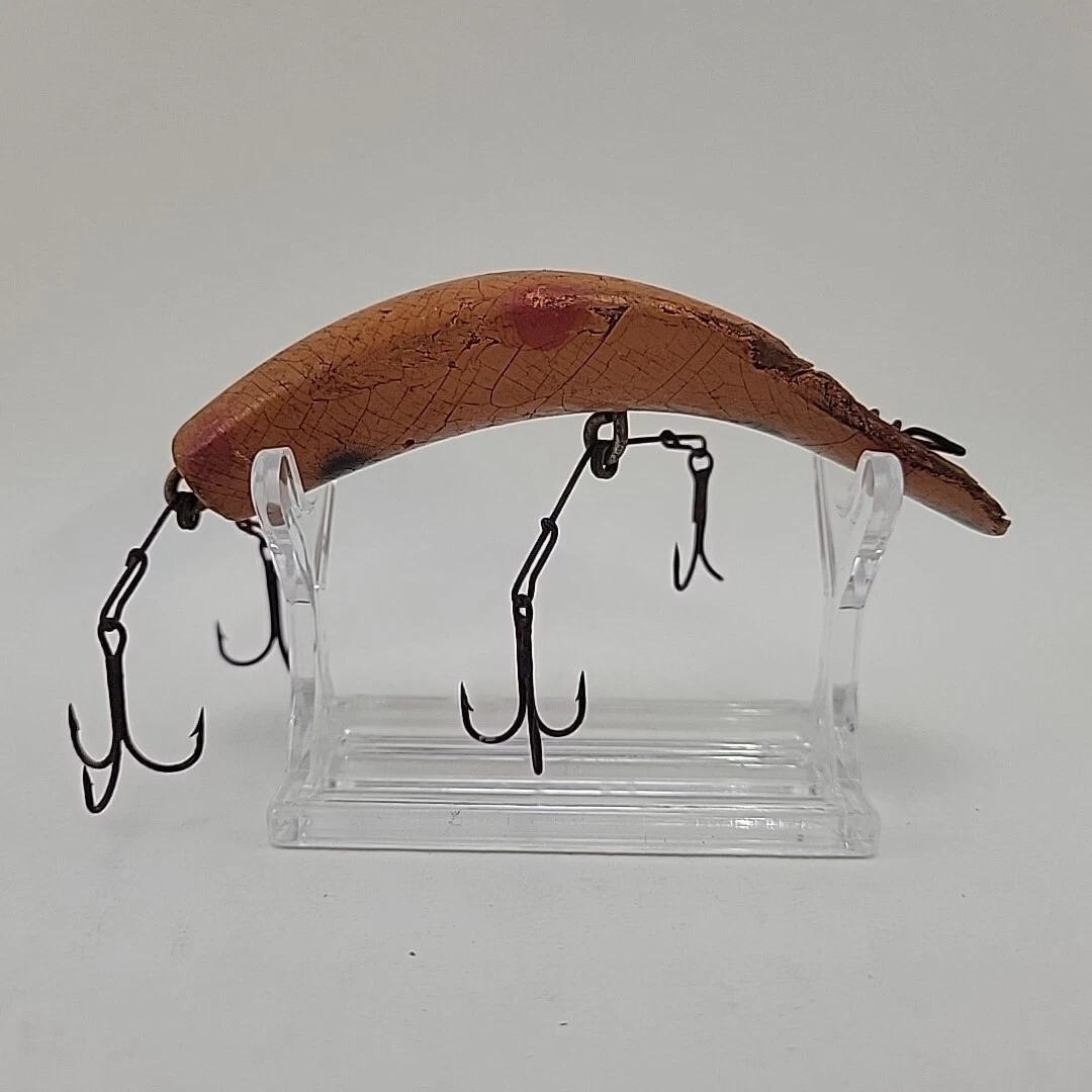 OLD LURES TWO VINTAGE WALLEYE LURES REDPLUG AND A GREEN FLATFISH STYLE LURE