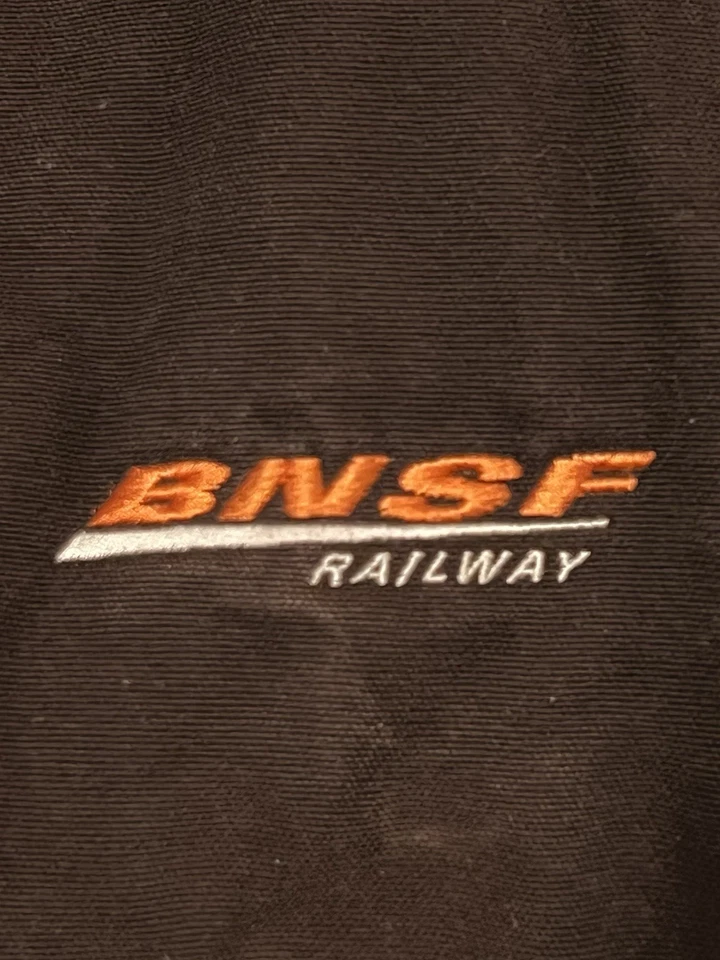 🟧🟧🟧 CHAQUETA CARHARTT BNSF RAILWAY COMPANY EMITIDA J130 DKB HOMBRE’S XL NOROESTE Foto 3 de 4