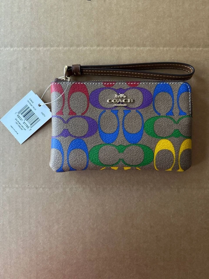 Muñequera Coach con cremallera en esquina nueva con etiquetas color caqui arco iris exclusivo C9945 🌈 Foto 2 de 3