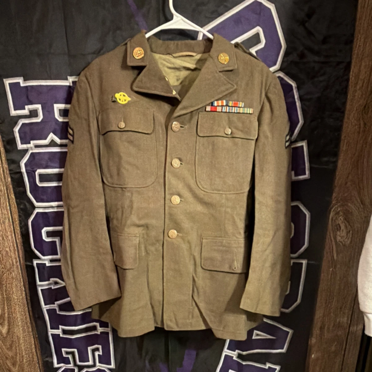 Ww2 Us Army Insignia In Original Ww2 Collectible Us Uniforms for