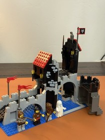 LEGO #  6075 Castle Wolfpack Tower 1992 Ghost 99% Complete ,all Minifigs.Scarce