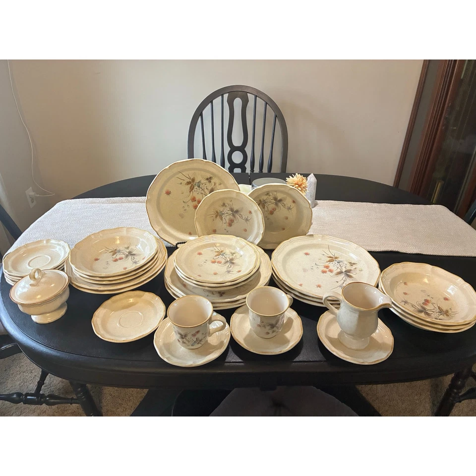 Vintage Mikasa “Country Charm – Berry Vale” 42-Piece Dinnerware Set Japan - Image 4 of 4