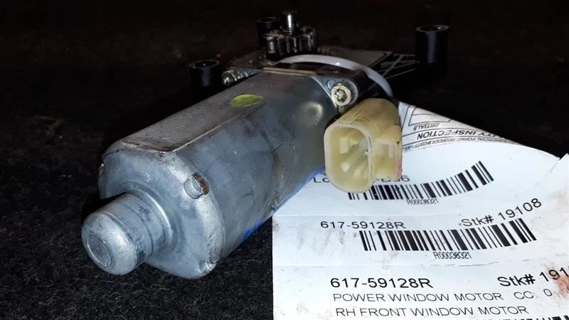 98 99 MERCEDES BENZ ML320 RH FRONT WINDOW MOTOR Foto 3 de 4