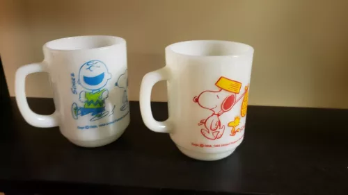 2 VINTAGE FIRE KING ANCHOR HOCKING SNOOPY MILK GLASS MUGS SCHULZ RARE