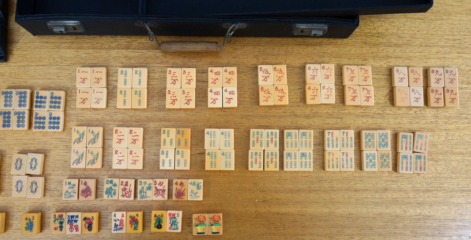 Vintage Mah Jong set 1930s 1 Family 158 tiles Bakelite Butterscotch Flower Tiles