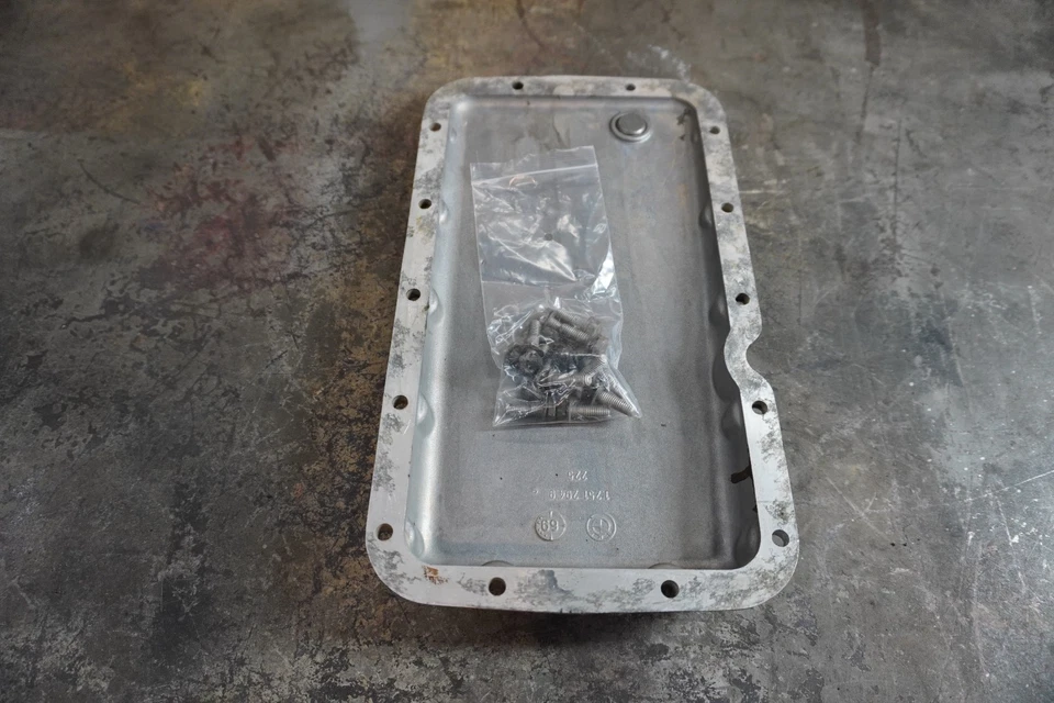 BMW R75/5 1970 cárter de aceite del motor con pernos OEM buen estado usado. Foto 4 de 4