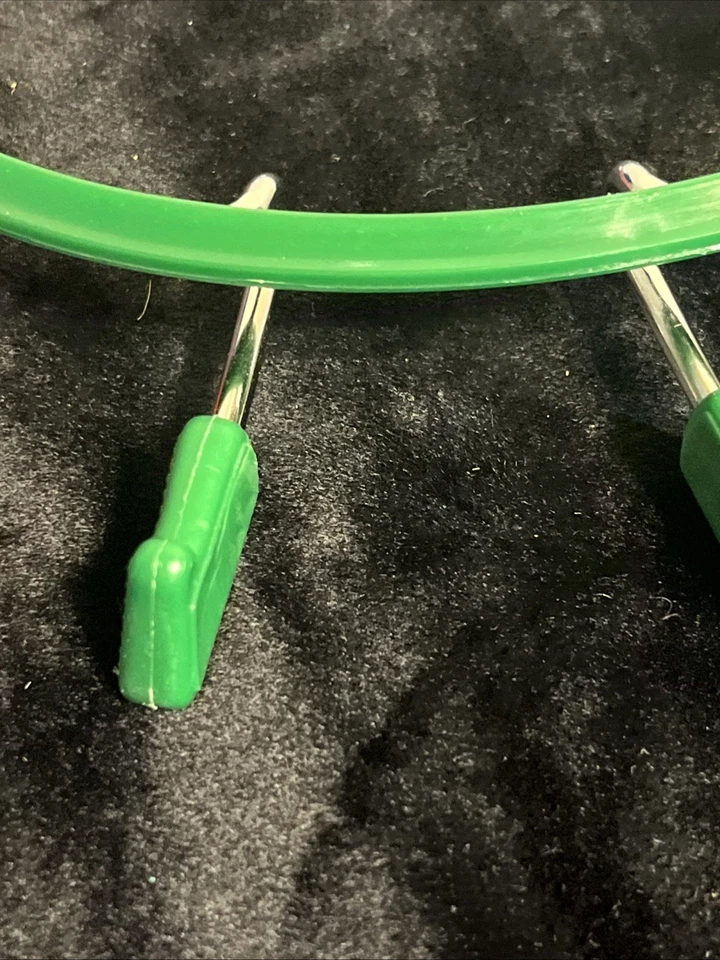 7” Metal Spring Tension Plastic Embroidery Hoop, Green Vintage West Germany - Image 2 of 4