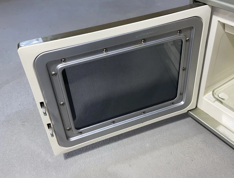 Vintage 80’s Samsung Microwave Oven Model RE-525D Faux Wood Grain Cooking Oven - Image 4 of 4