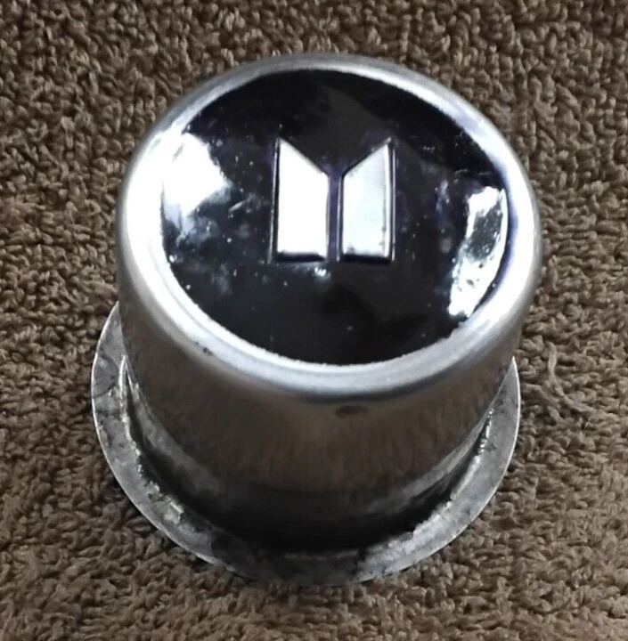 Tapa central metálica Isuzu, 1975, 1976, 1977, 1978, 1979 - 2004, 2,25" de diámetro Foto 2 de 4