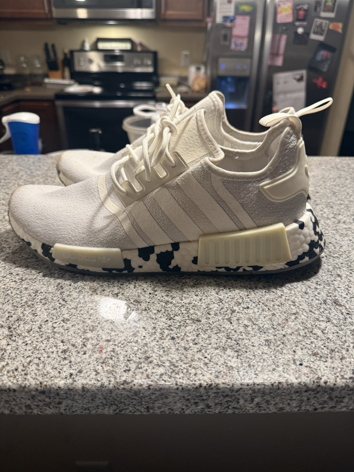 SAOLA Scarpe da ginnastica Adidas NMD R1. Suola mimetica maculata bianca e nera. Uomo taglia 10