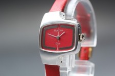 [Ecc+5] Orologio da donna asimmetrico rosso a carica manuale vintage Bulova...