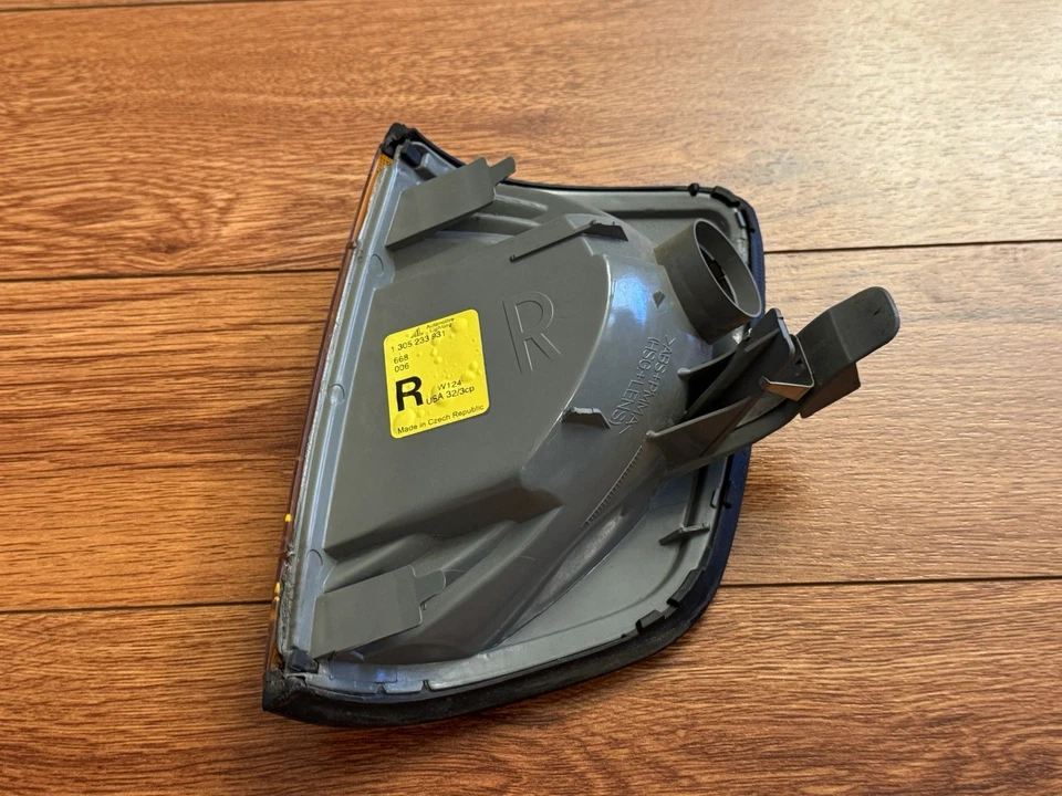 OEM 1987-1992 Mercedes-Benz W124 300E Front Right Passenger Corner Light Lamp - Image 4 of 4