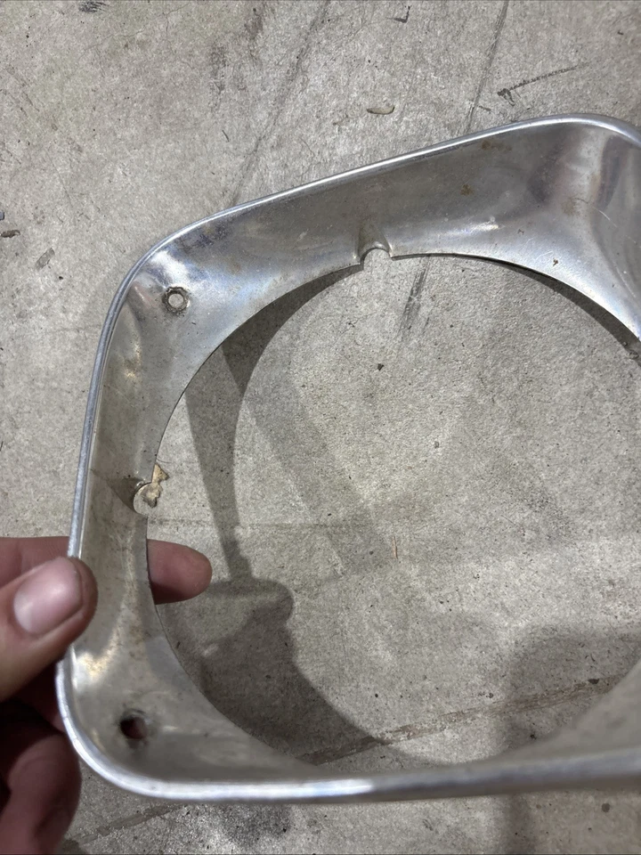 Oldsmobile Cutlass 442 1970 bisel de faro de aluminio derecho derecho GM Olds Foto 2 de 4