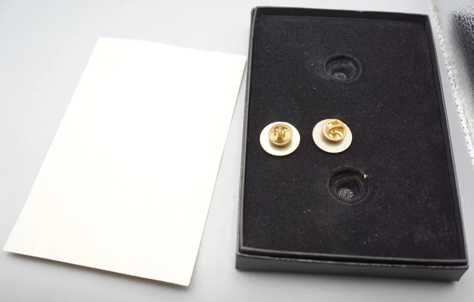 Prendedores de solapa vintage del equipo de la Guardia Nacional del Ejército de los Estados Unidos y Defensores de la Libertad en caja Foto 4 de 4