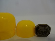 Altes Spielzeug / Bronzefarbiger achteckiger Stein