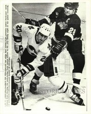 1981 Press Photo Reed Larson stops Anton Stastny from getting the puck in Quebec