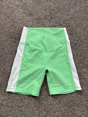 Wilo Women’s Medium Ribbed Shorts Green White EUC